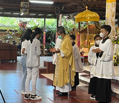 Membawa Persembahan di Paroki Tuka Hari Anak Misioner 2023