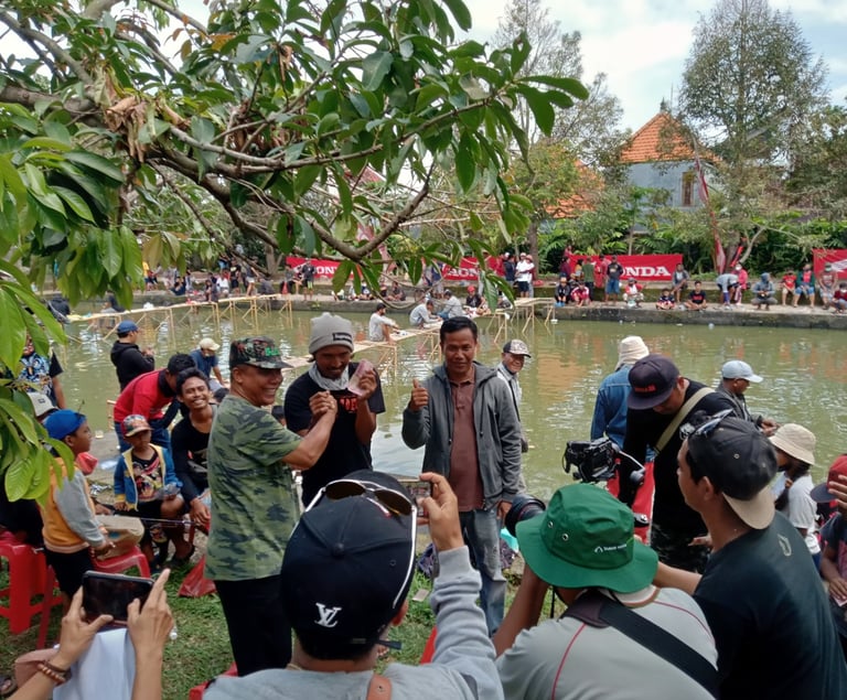 Rm. Komang Suryana memberikan hadiah kepada pemenang