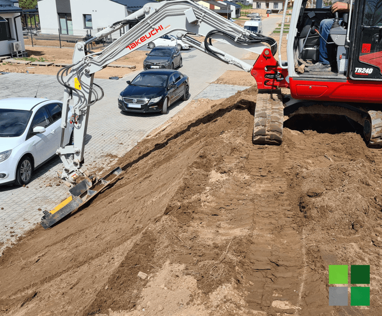 Kiemai.lt mini ekskavatorius Takeuchi TB240 su 90 laipsnių posūkio power tiltu