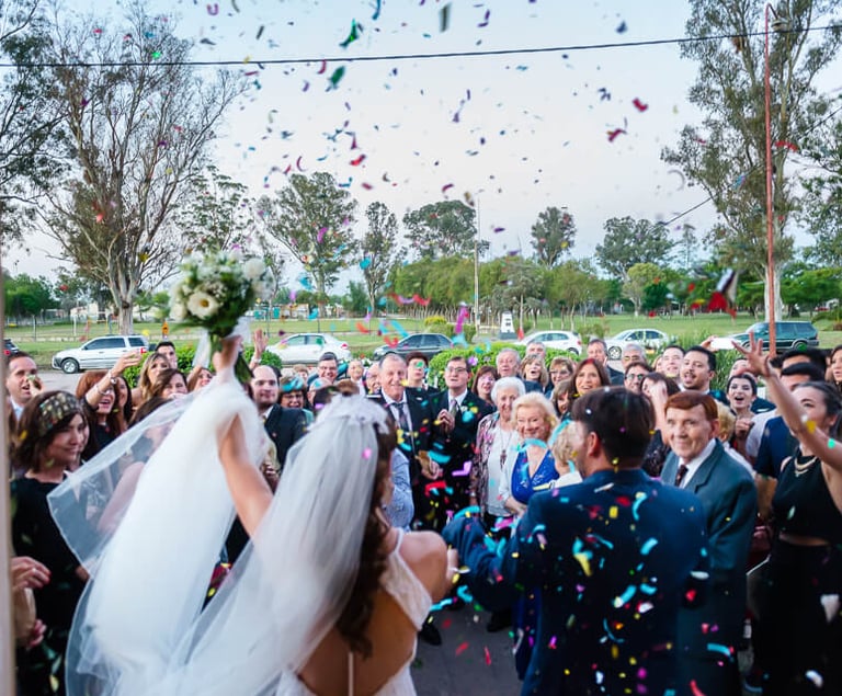 novios saliendo de la iglesia
