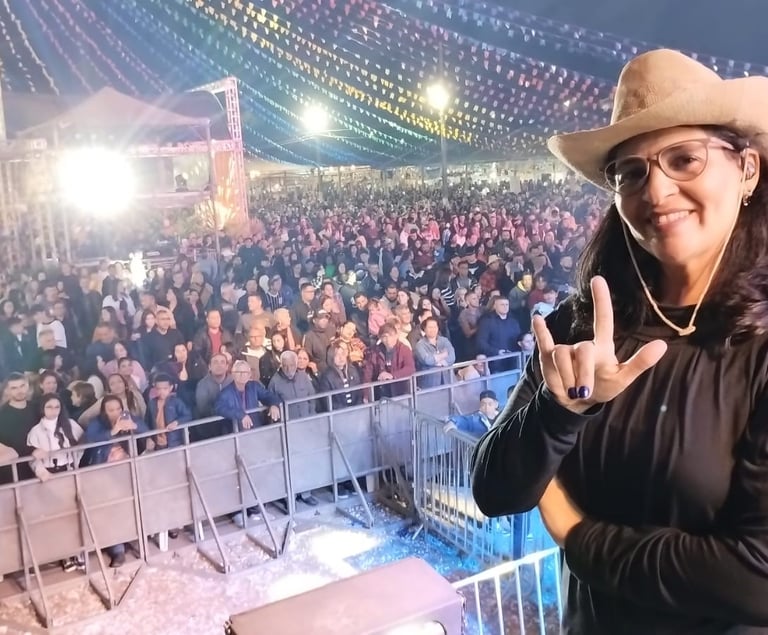 Intérprete de Libras na festa de São João de Caçapava