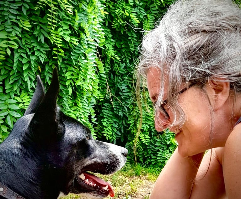 caroline avec sa chienne qui l'a amené vers l'univers de l'énergétique