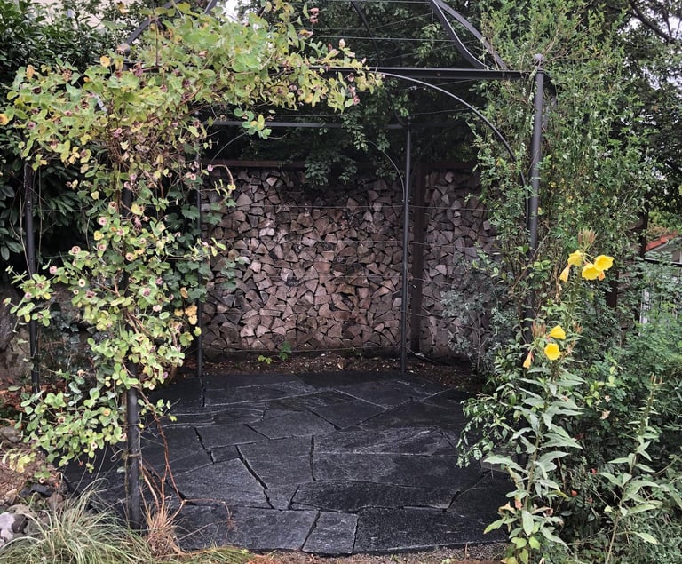 Bluende_pracht_im_Garten_Natursteinarbeiten_gartenplatten