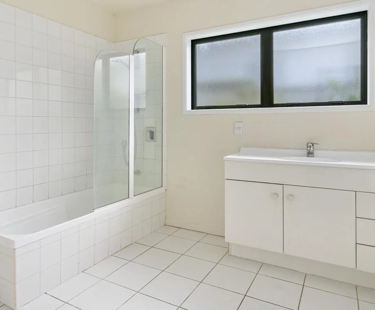 Ensuite renovation before - Revive Builders Auckland