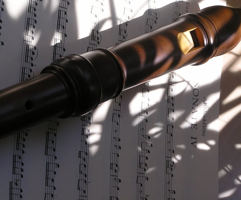 Eine Altblockflöte liegt auf einem Notenzettel