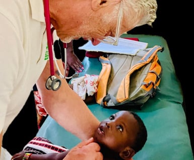 Dr. Zeller bei der Behandlung von Kindern in Afrika