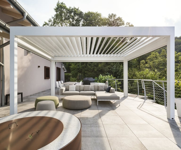 pergola à toile rétractable, lyon et rhône alpes, bioclimatique, store, stomfy, pergola, sur mesure 