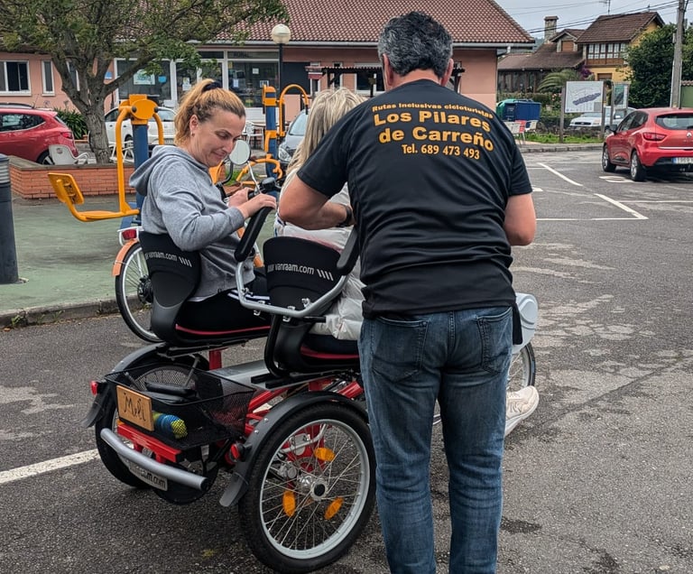 una fotografía de una bicicleta adaptada para dos personas
