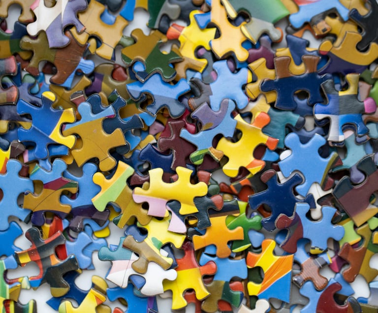 Puzzelstukjes die niet duidelijk passen, symbool voor nooit-af en voortdurende ontwikkelen.