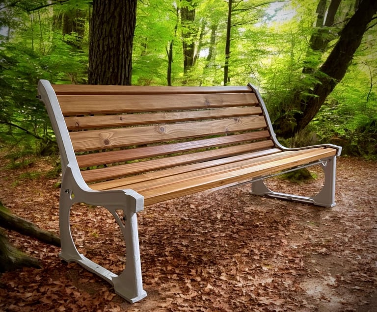 Gartenbank aus Gusseisen und Lärchenholz im Park