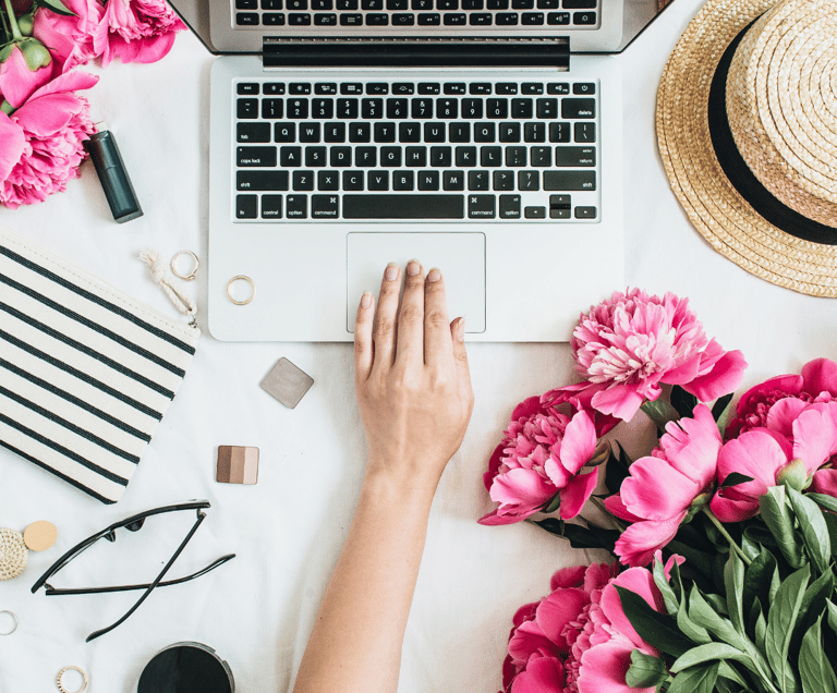 photo d'un clavier d'ordinateur portable avec une main dessus