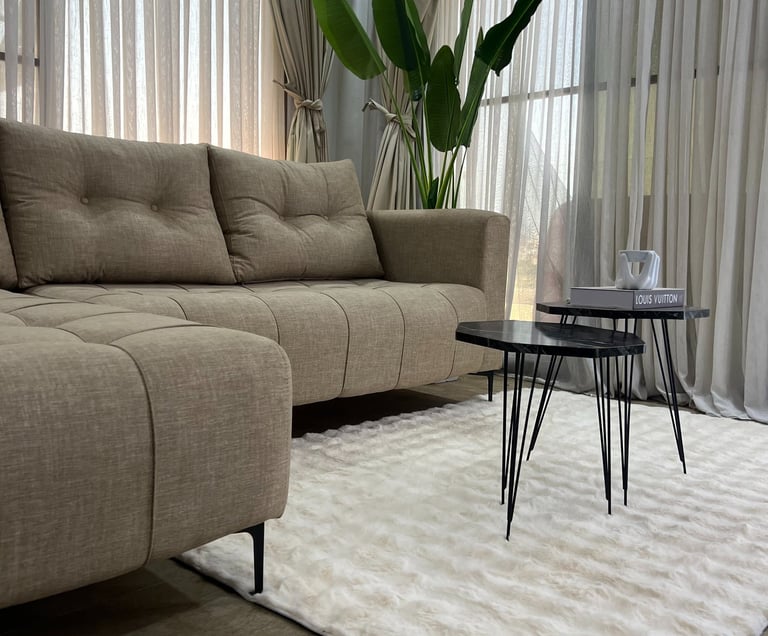 Intérieur moderne de l’institut de beauté Nensba Studio à Dakar