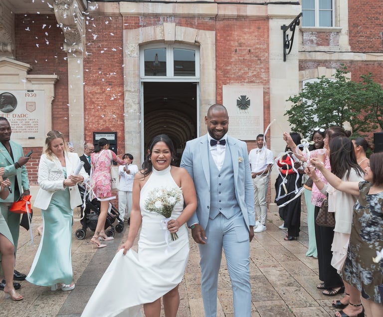 Photo des mariées sortant de la mairie sous les confettis