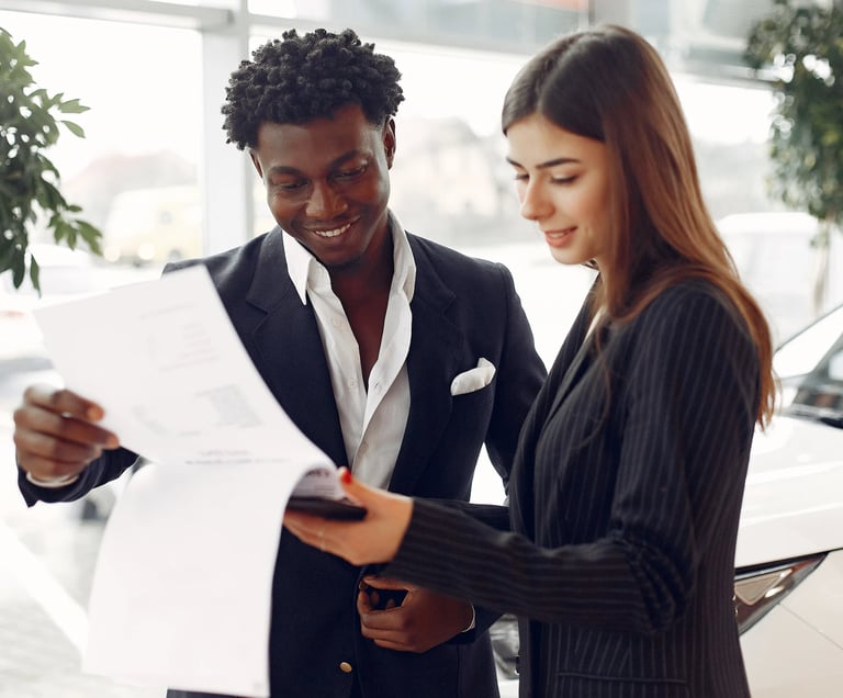 Force Prévention Sécurité – Rencontre professionnelle entre un agent de sécurité et une cliente, échangeant sur des documents