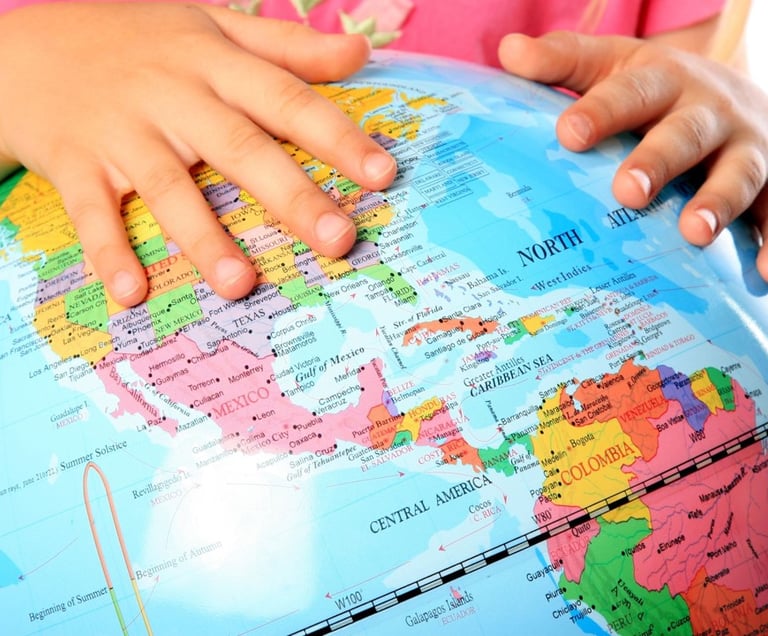 foto que ilustra un niño estudiando el globo terraqueo