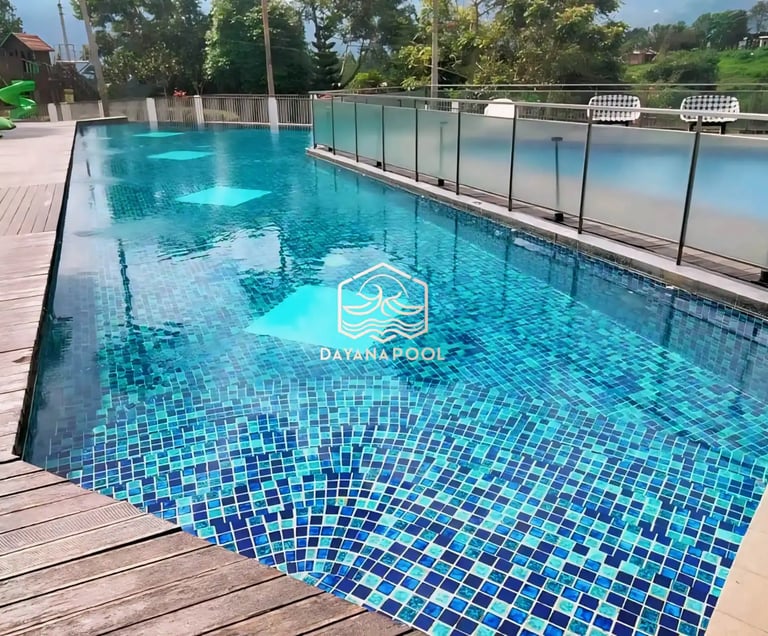 kolam renang minimalis modern di area halaman belakang.