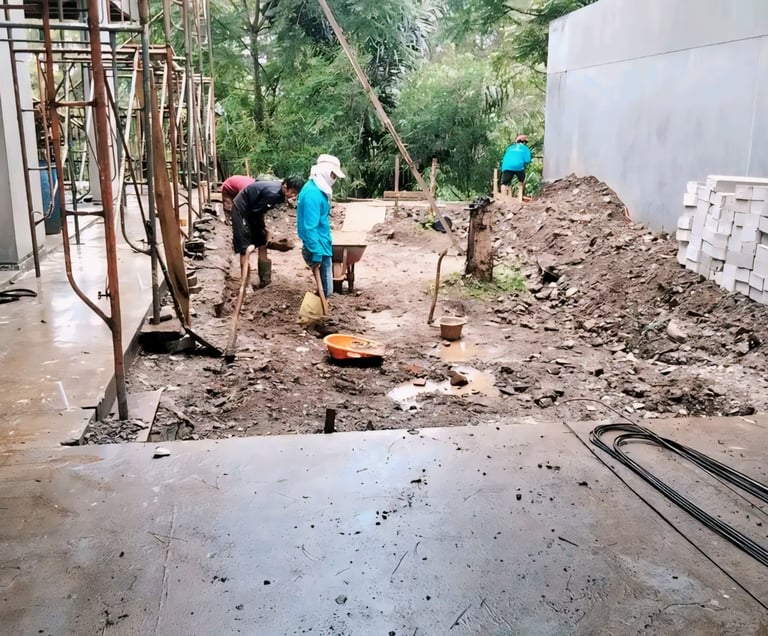 Proses penggalian kolam renang oleh dayanapool.