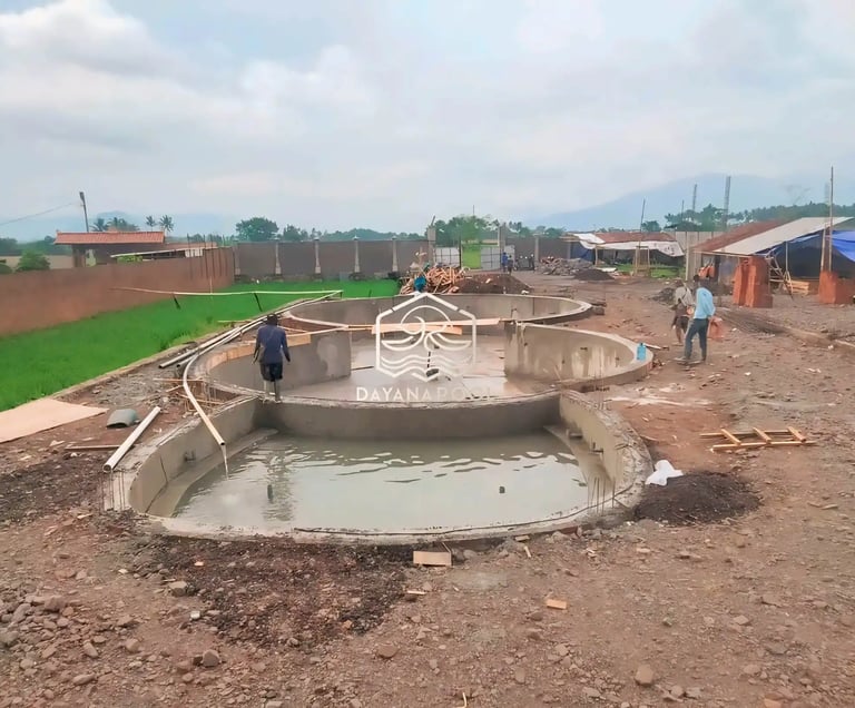 Proses penggalian kolam renang oleh dayanapool.