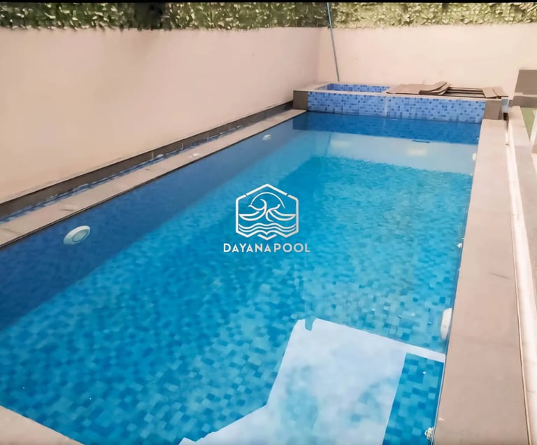 kolam renang minimalis modern di area halaman belakang.
