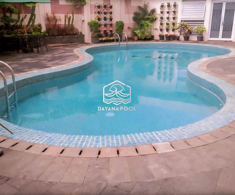 kolam renang minimalis modern di area halaman belakang.
