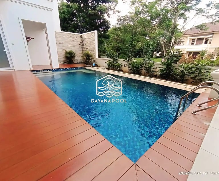 kolam renang minimalis modern di area halaman belakang.