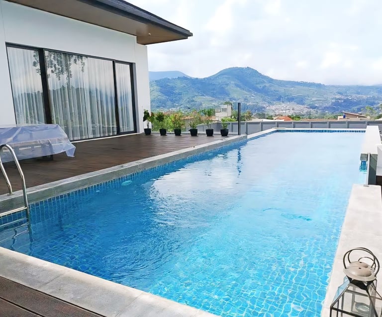 kolam renang minimalis modern di area halaman belakang.