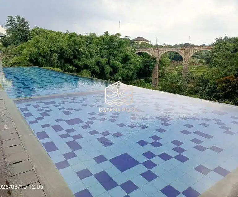 kolam renang minimalis modern di area halaman belakang.