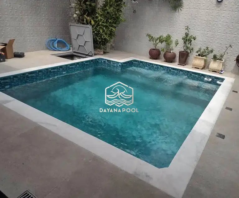 kolam renang minimalis modern di area halaman belakang.