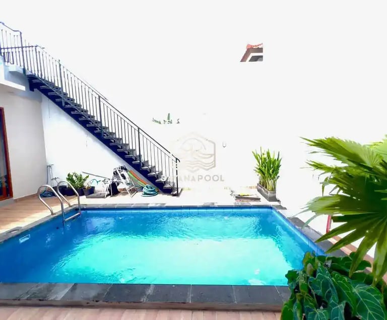 kolam renang minimalis modern di area halaman belakang.