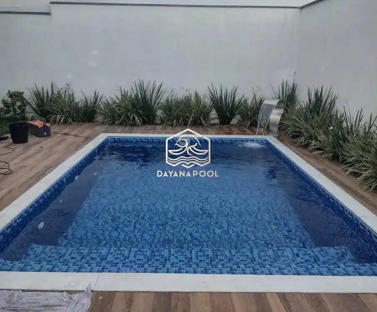 kolam renang minimalis modern di area halaman belakang.