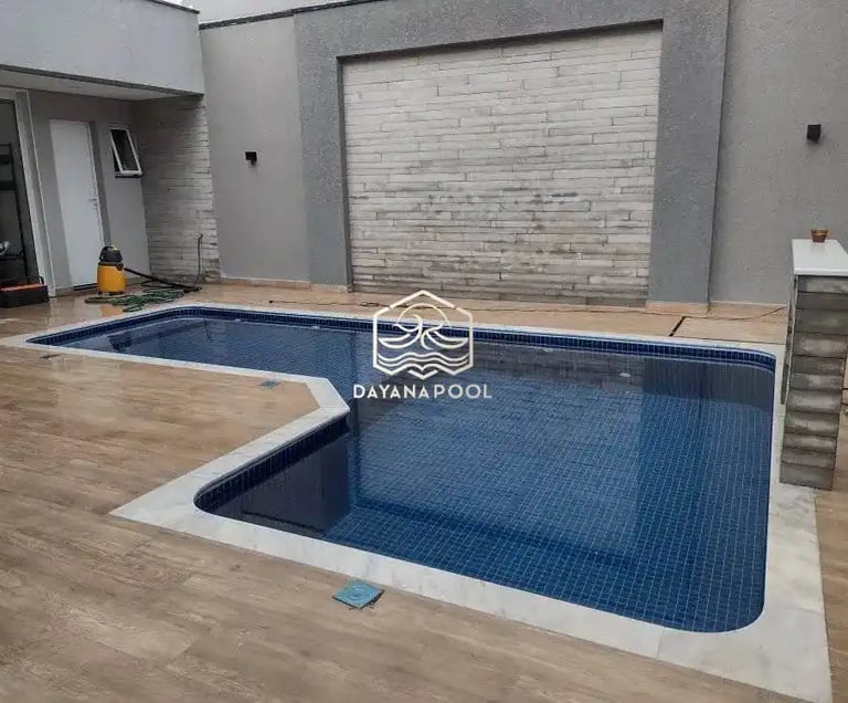 kolam renang minimalis modern di area halaman belakang.
