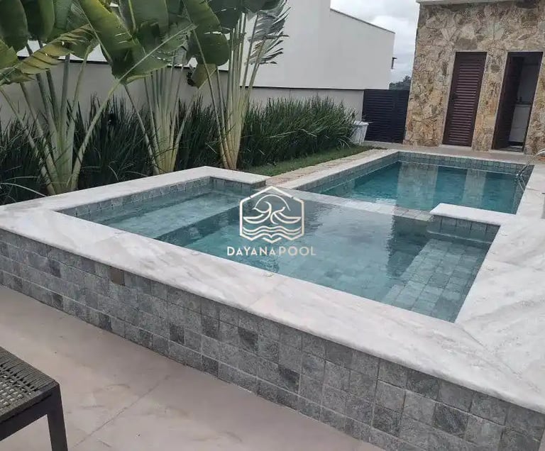 Desain kolam renang minimalis modern dengan air jernih di halaman belakang rumah