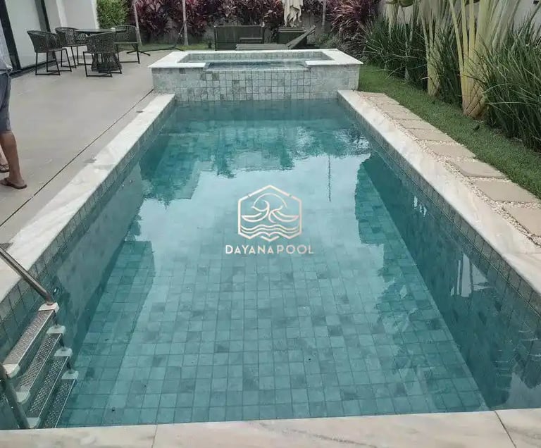 Desain kolam renang minimalis modern dengan air jernih di halaman belakang rumah