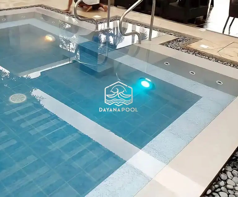 Pemandangan kolam renang yang tenang di malam hari, menciptakan suasana oase di perkotaan.