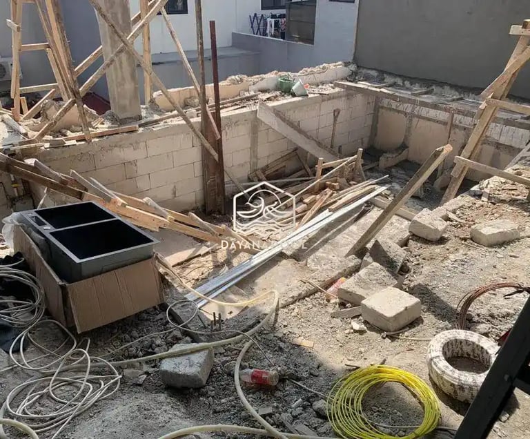 Proses penggalian kolam renang oleh dayanapool.