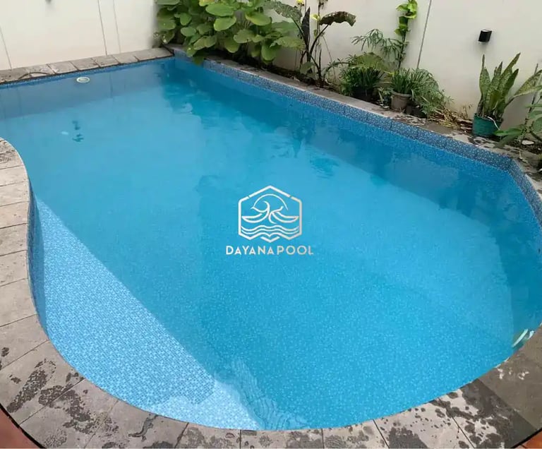 kolam renang minimalis modern di area halaman belakang.