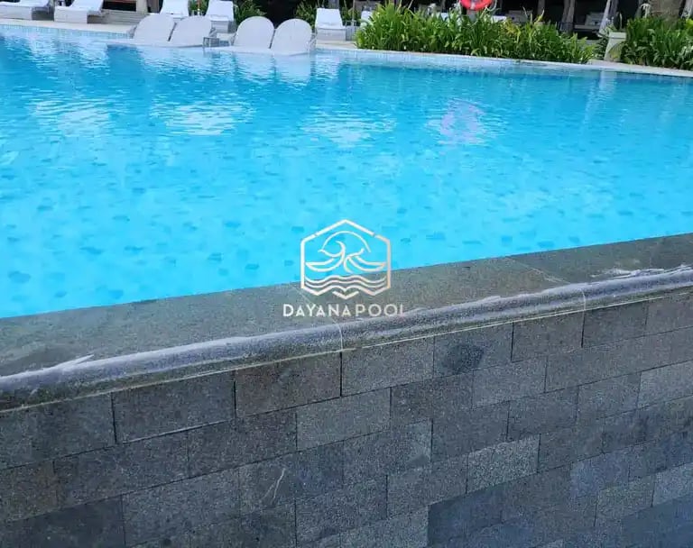 kolam renang minimalis modern di area halaman belakang.