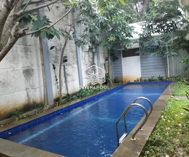 kolam renang minimalis modern di area halaman belakang.