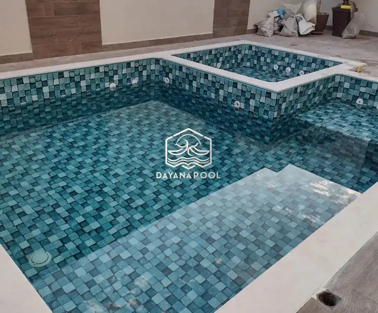 Desain kolam renang minimalis modern dengan air jernih di halaman belakang rumah