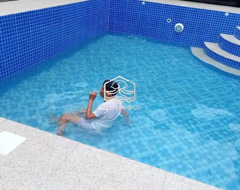 kolam renang minimalis modern di area halaman belakang.