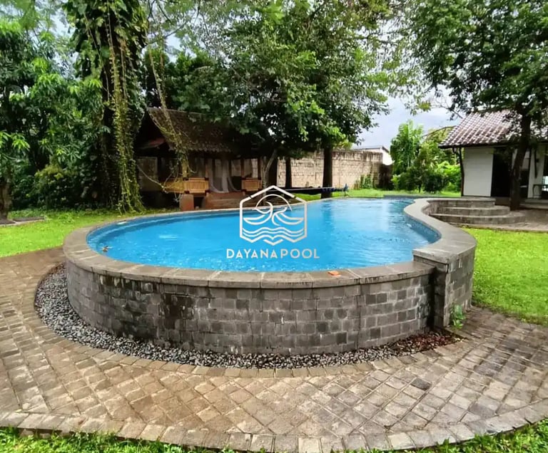 kolam renang minimalis modern di area halaman belakang.
