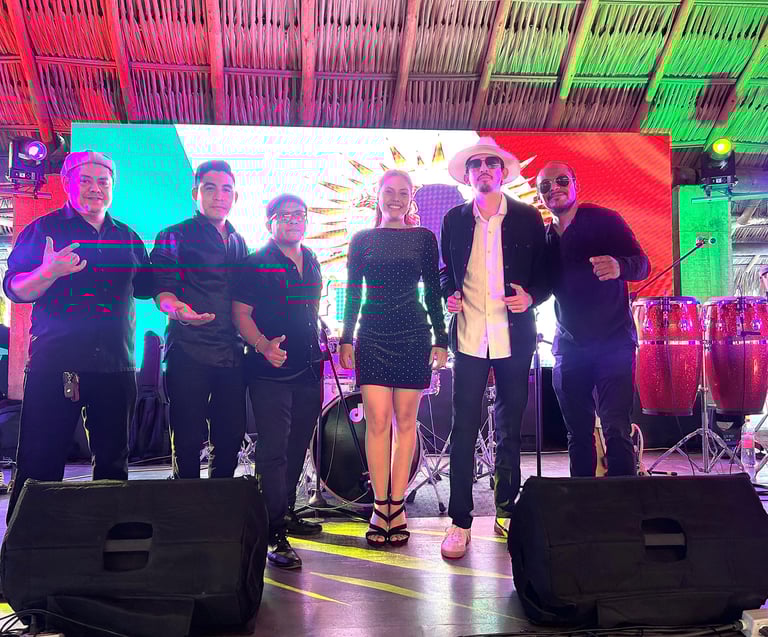 Tocando en el Finca Ro & Ro Lomas de Chapultepec.  A unos minutos de barra vieja.