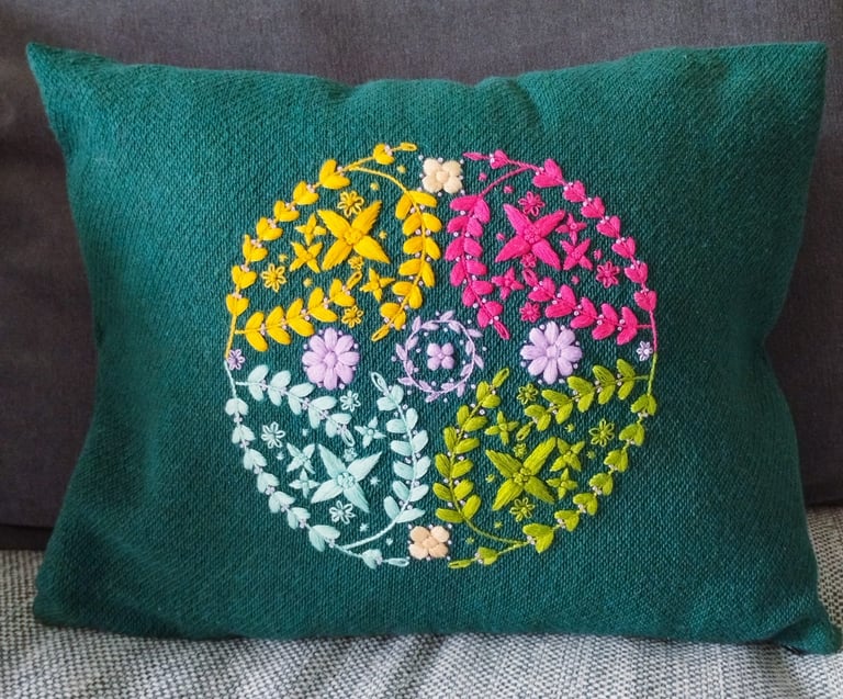 Coussin bleu canard brodé de fleurs jaunes vertes bleues roses violettes kit Pensées Colorées