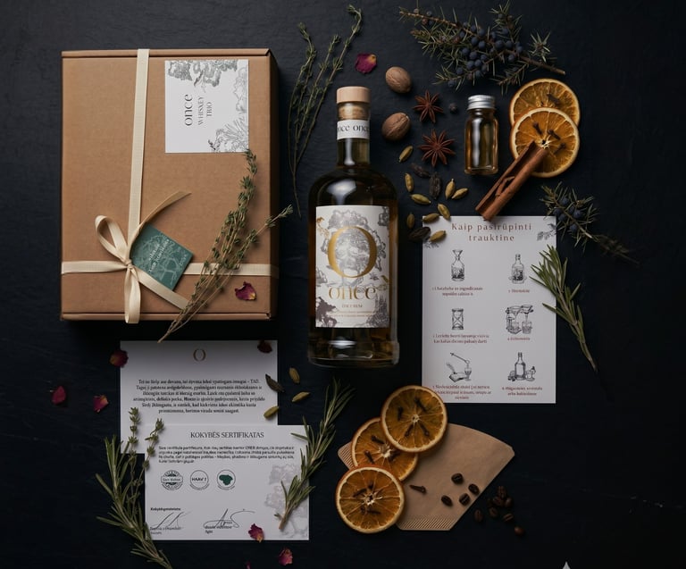 ONCE trauktinės rinkinio detalės – butelis, etiketė ir ingredientų pakuotė
