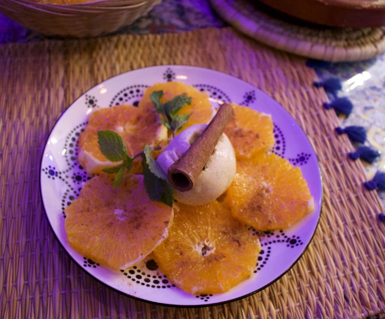 Salade d’oranges à la cannelle et boule de glace, dessert marocain servi chez Majorelle à  Bordeaux