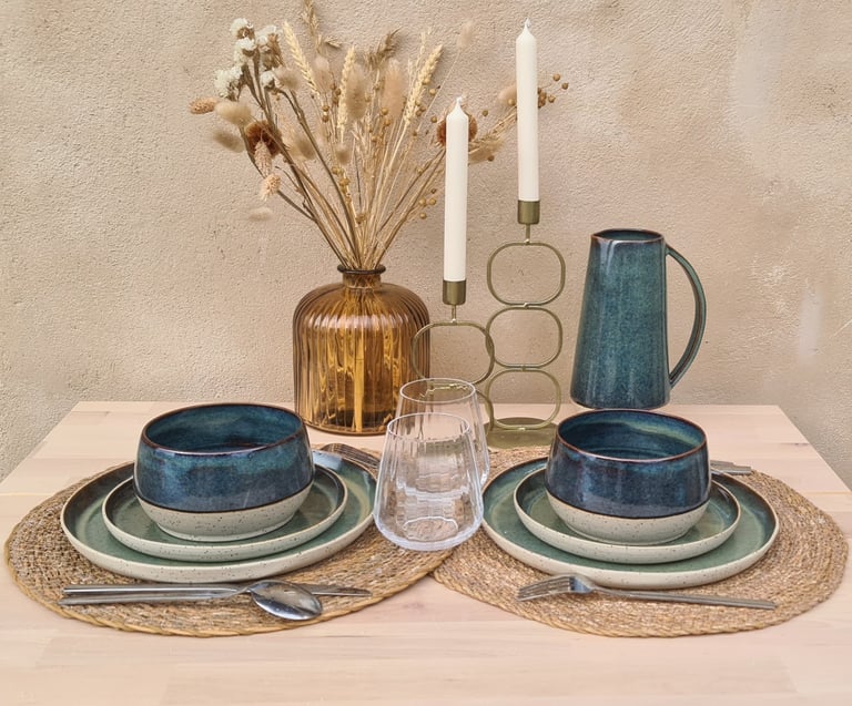 Vaisselle en céramique, assiettes, bols et pichet en grès, art de la table