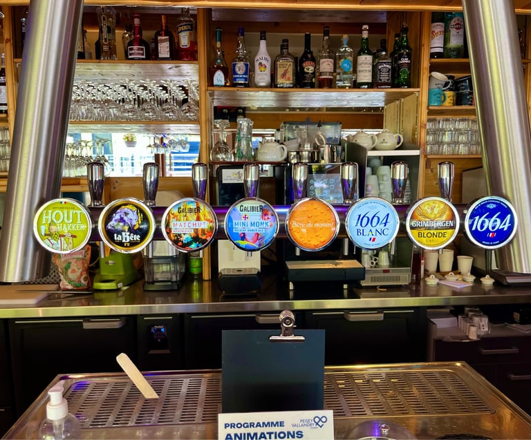 Pompe à bière proposant huit bières pression au Bistrot Savoyard à Vallandry.