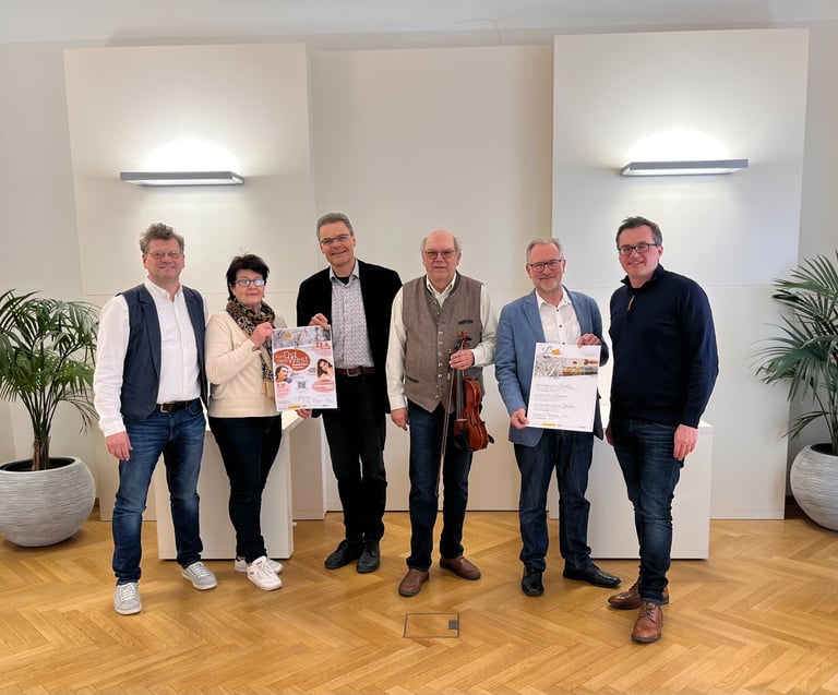 Gruppenbild mit LeonArt Initiatoren, Bürgermeister Resl und Vizebürgermeisterin