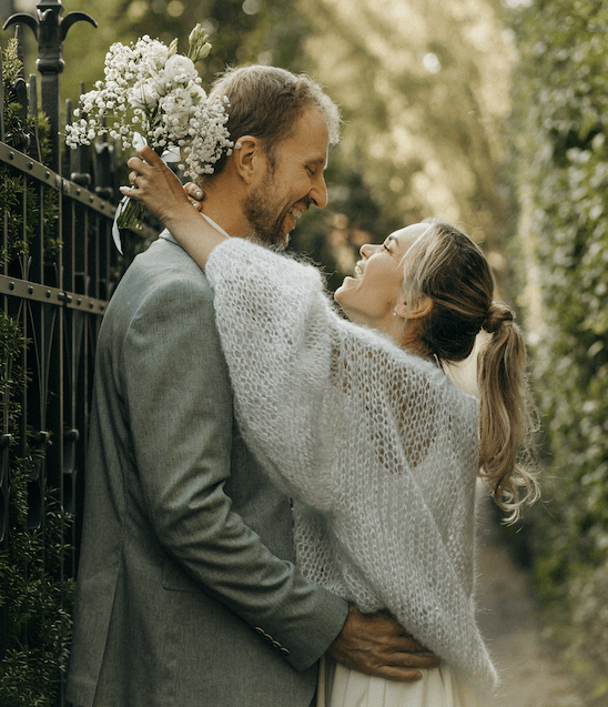 jaunųjų pora apsikabinę juokiasi per micro vestuvės rudenį Vilniuje