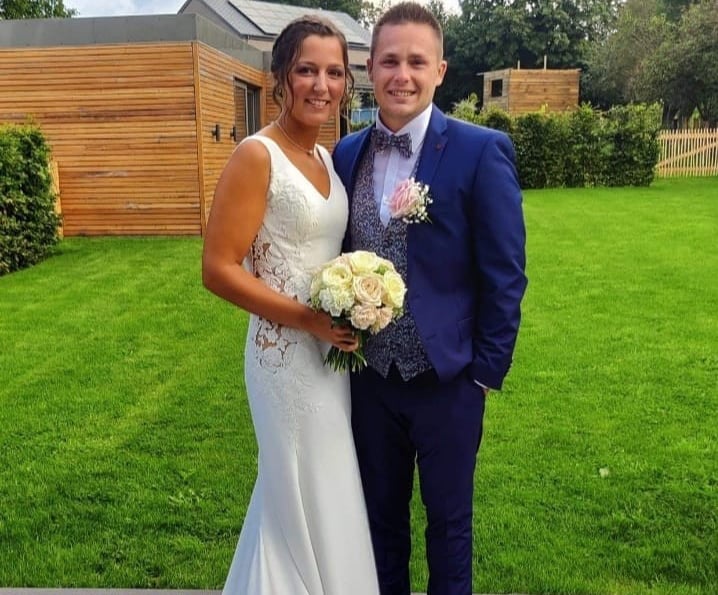 couple de jeune mariée prenant la pause le jour de leur mariage